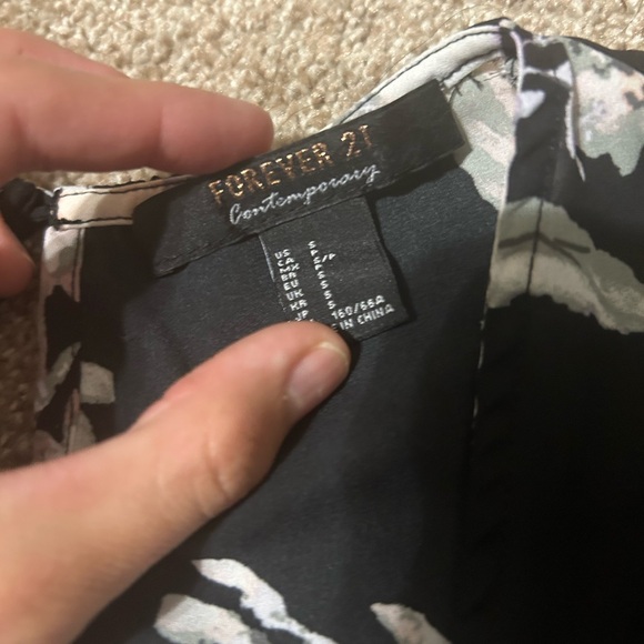 Forever21 Contemporary line floral romper - Picture 5 of 5